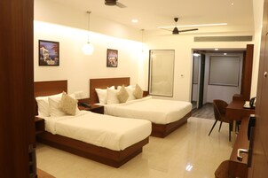 Executive Triple Room | Desk, laptop workspace, iron/ironing board, free WiFi