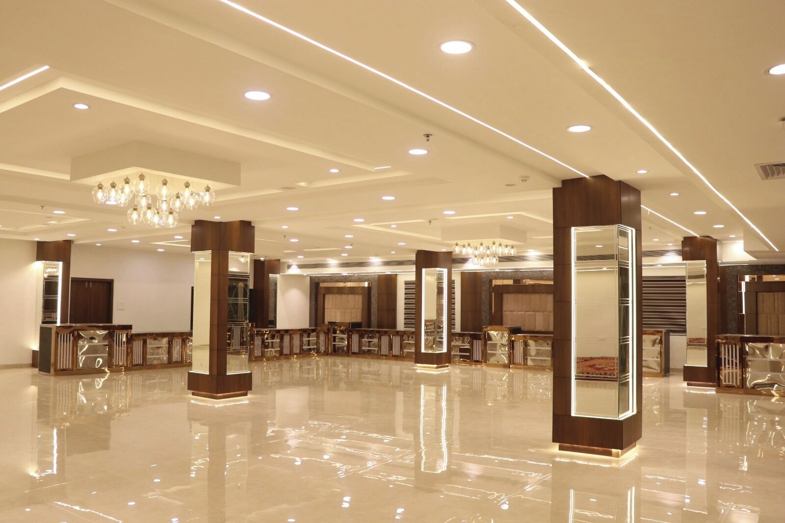 Un hall d’hôtel spacieux, doté d’un sol en marbre poli, de grands lustres et d’un mobilier moderne.