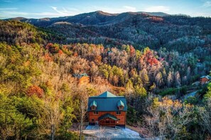 Exterior - Paradise Pool Lodge By Beyond Expectations: Indoor Pool, Fire Pit & Arcade (Sevierville)