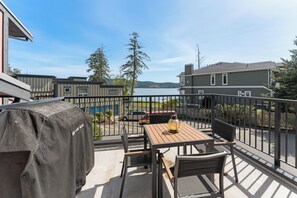 Outdoor dining - Ocean View 2 Bedroom Pet Friendly Townhome, Sooke, BC (Sooke)
