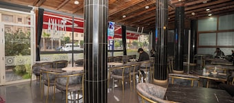 ZELLAKA hôtel & café