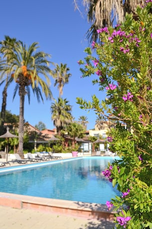 Una piscina al aire libre de temporada