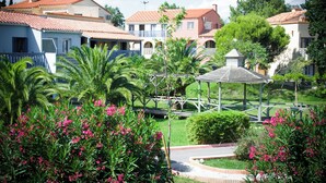 A residential area with houses, a gazebo, and lush greenery. - Malibu Village (Canet-en-Roussillon)