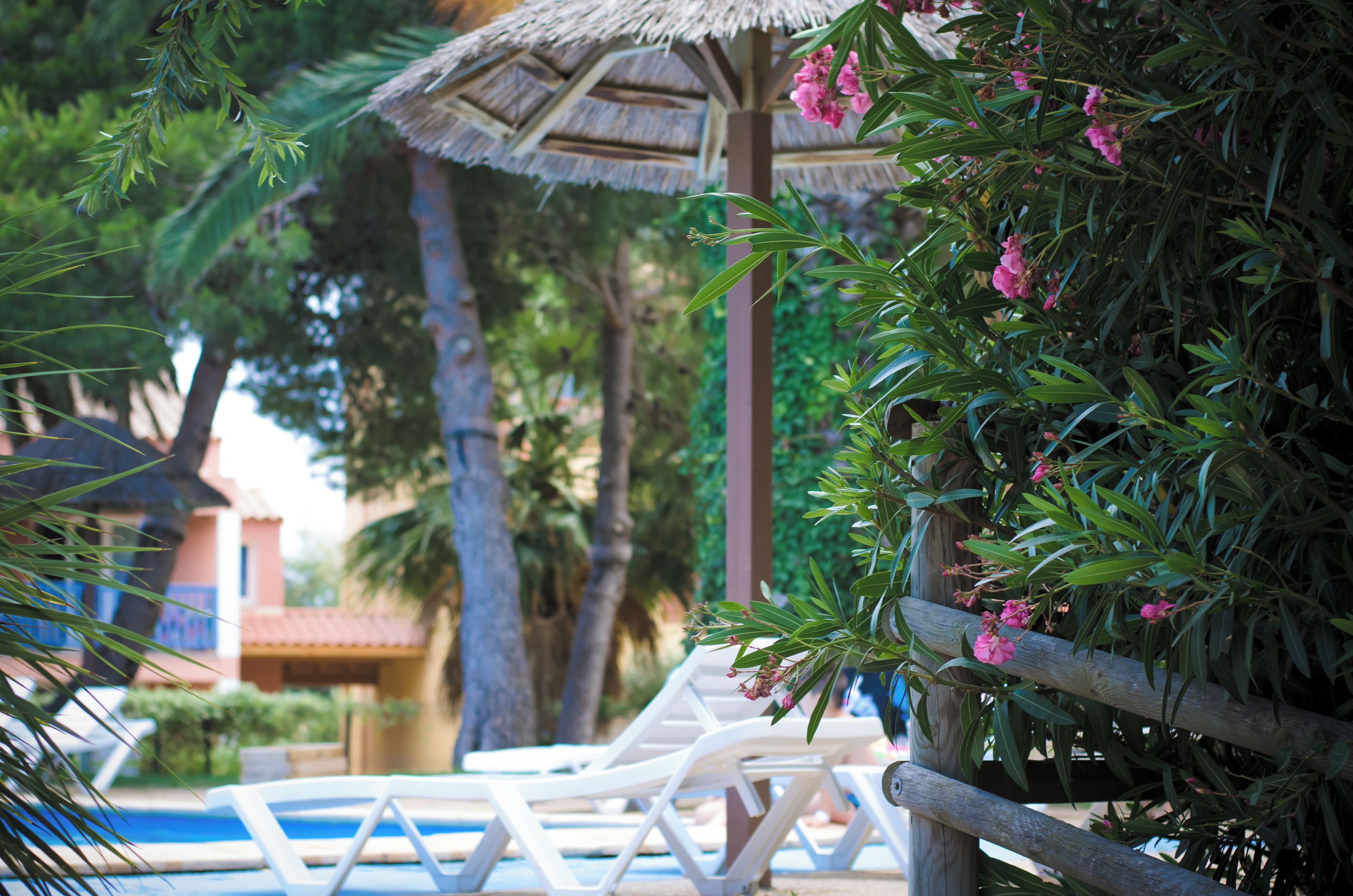 Una piscina al aire libre de temporada