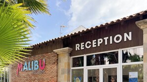 A reception area with a sign reading "Malibu Village" and a wooden facade. - Malibu Village (Canet-en-Roussillon)