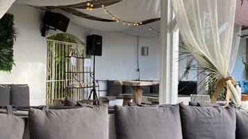 Bar en bord de piscine