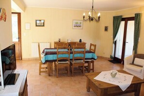Smart TV - L’Amandier Cottage 2★ – Verdon & Pool – New: Air Conditioning (Montagnac-Montpezat)
