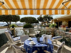 Apartment | Outdoor dining