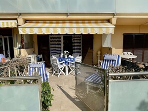 Apartamento | Restaurante al aire libre