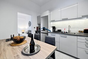 Kühlschrank, Mikrowelle, Ofen, Herdplatte