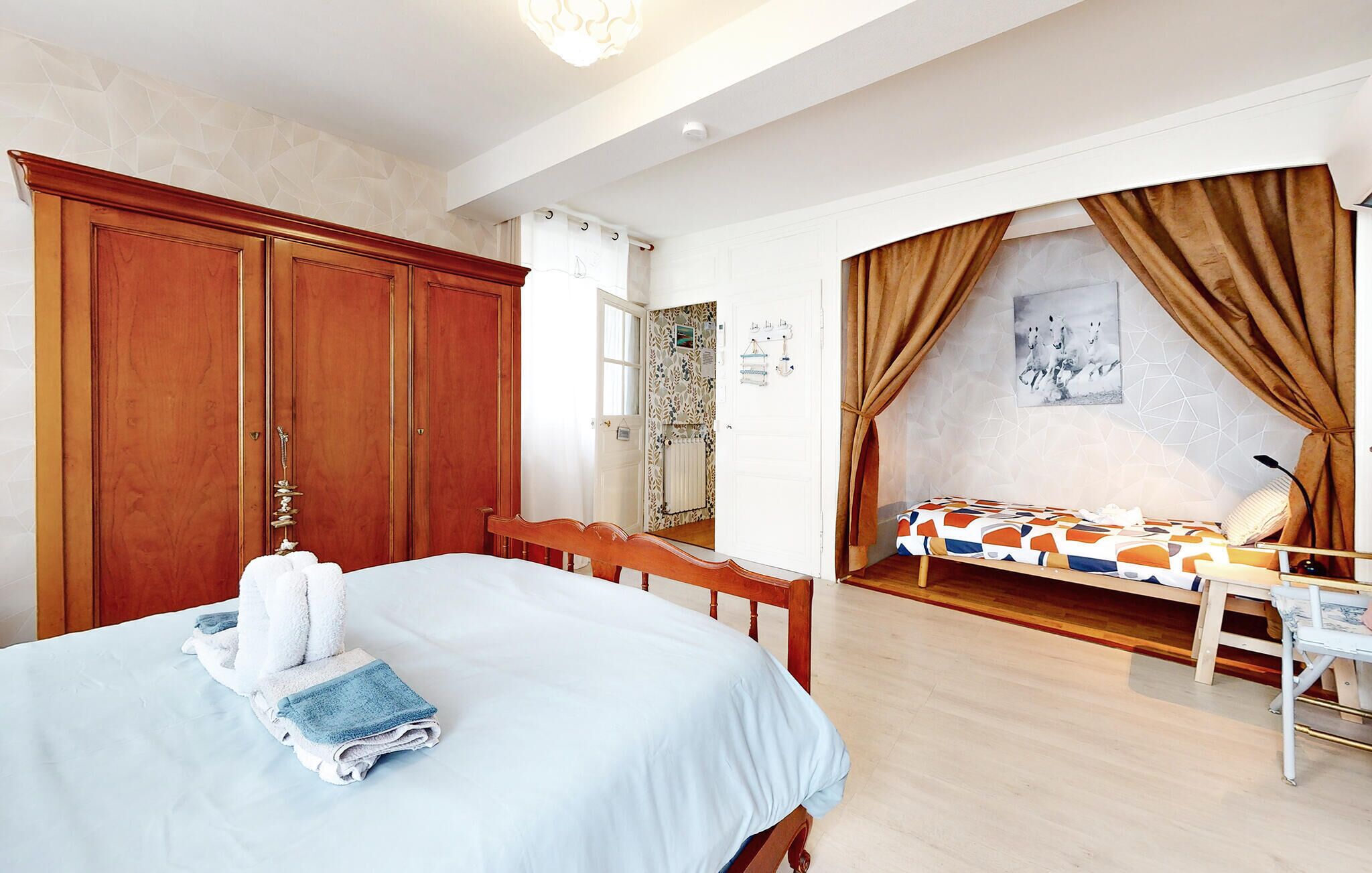 2 chambres, fer et planche à repasser, lit parapluie, Wi-Fi gratuit