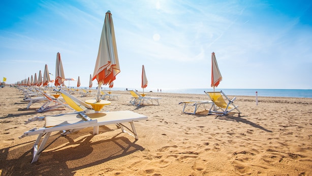 A beach with rows of sun loungers and umbrellas. - Cozy nest for two near the city centre and the sea (Bibione Pineda)