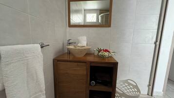 Apartment, 2 Bedrooms, Garden View | Bathroom | Shower, free toiletries, hair dryer, towels