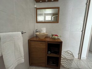 Apartment, 2 Bedrooms, Garden View | Bathroom | Shower, free toiletries, hair dryer, towels - COTE PLAGE LE BALAOU (Saint-François)