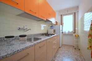 Refrigerador, microondas, parrilla de estufa y cafetera y tetera 