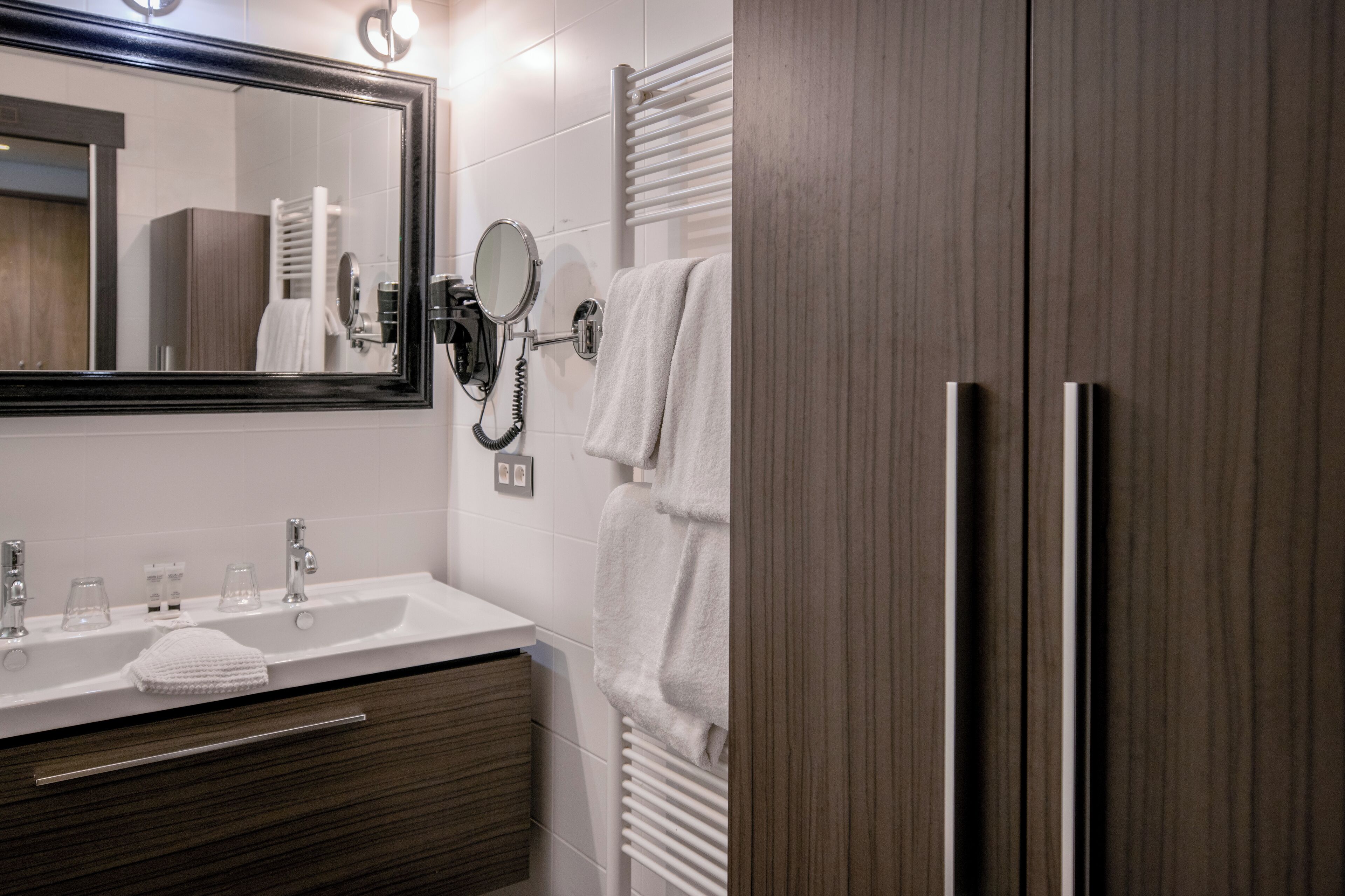 Comfort with Bath | Badezimmer | Duschwanne, Handtücher, Seife, Shampoo