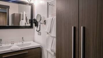 Comfort with Bath | Badezimmer | Duschwanne, Handtücher, Seife, Shampoo