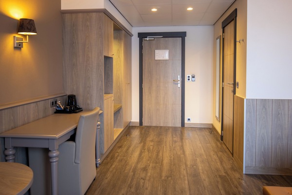 Comfort Room | Schreibtisch, laptopgeeigneter Arbeitsplatz, schallisolierte Zimmer