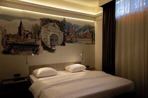 Comfort Mini Room | Meja kerja, ruang kerja ramah laptop, kedap suara, dan Wi-Fi gratis