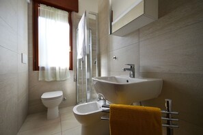 Shower - Perfect retreat in a quiet area surrounded by nature (Bibione Pineda)