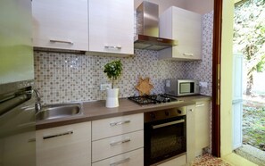 Refrigerador, microondas, parrilla de estufa y cafetera y tetera 