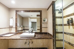 Estudio de lujo, vistas a la ciudad | Baño