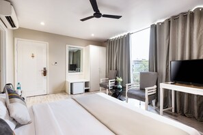 A modern hotel room with a bed, a TV, a desk, and a chair. - Skon Boutique by Orion Hotels (New Delhi)