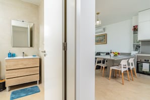 Interior - Moura's House, A view to the ocean with all the comforts. (Calheta Arch, Madeira)