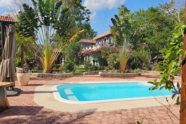 AuĂenpool, geöffnet von 09:00 Uhr bis 21:00 Uhr, Cabañas (kostenlos)