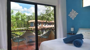 Superior Room, 1 Queen Bed, Shared Bathroom, Garden View (The Tulipan Suite)