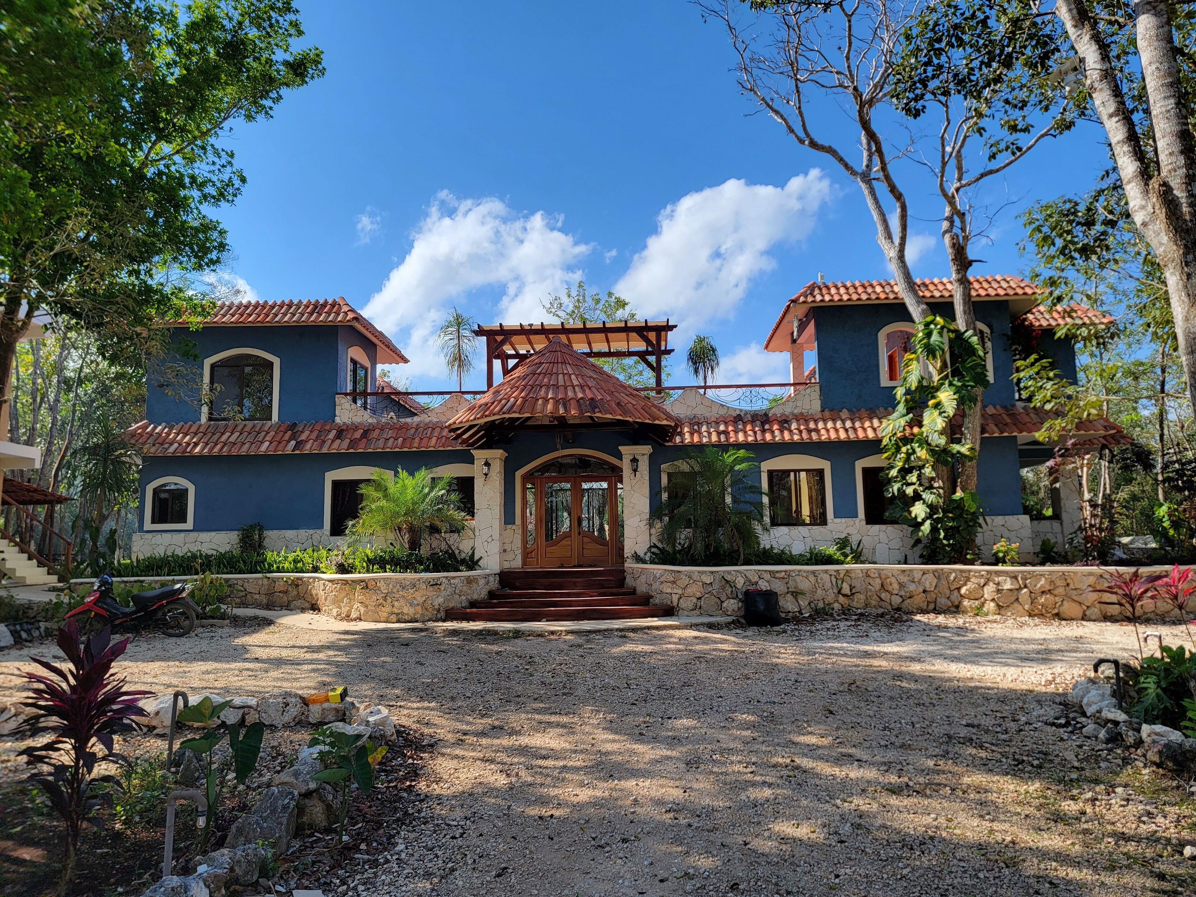 Vista frontal de la propiedad