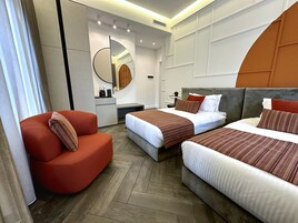 Minibar con artículos gratuitos y caja de seguridad en la habitación 