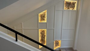 Una scala con pannelli bianchi e una ringhiera nera.