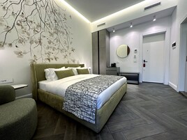 Minibar con artículos gratuitos y caja de seguridad en la habitación 