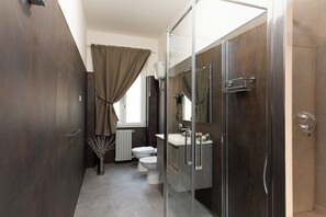 Deluxe Double or Twin Room, Balcony, Partial Sea View | Bathroom | Shower, hair dryer, towels, soap - Urban Beach (Francavilla al Mare)