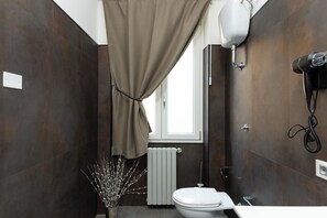 Deluxe Double or Twin Room, Balcony, Partial Sea View | Bathroom | Shower, hair dryer, towels, soap - Urban Beach (Francavilla al Mare)