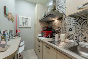 A modern kitchen with a built-in stove, a sink, and a window with a view of the outside. - Urban Beach (Francavilla al Mare)