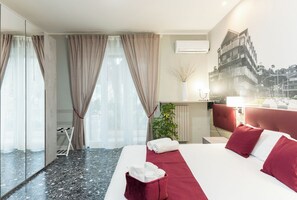 Dobbelt- eller tomannsrom – standard, balkong | Safe på rommet, blendingsgardiner, wi-fi (inkludert) og sengetøy