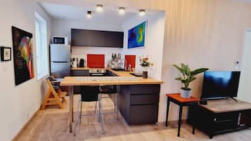 Een koelkast, een microgolfoven, een oven, een vaatwasser