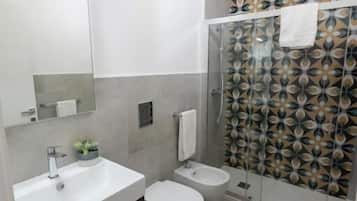 Tweepersoonskamer, uitzicht op zee | Badkamer