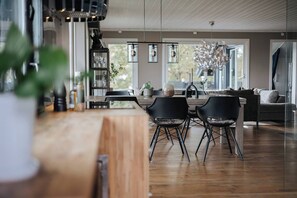 Villa, 4 chambres, balcon, vue jardin | Salle Ă manger