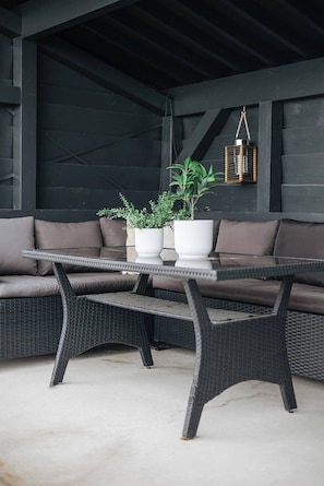 Outdoor dining - Large and Lovely Villa in Harstad Sentrum With Sauna, hot tub and car Rental (Harstad)
