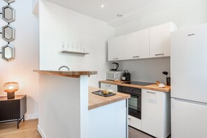 Refrigerador, microondas, horno y cafetera y tetera 