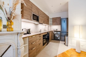 Køleskab, ovn, kogeplade, opvaskemaskine