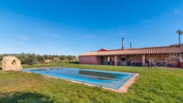 Casa de campo | Piscina | Una piscina cubierta, una piscina al aire libre