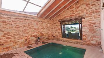 Casa de campo | Piscina | Una piscina cubierta, una piscina al aire libre