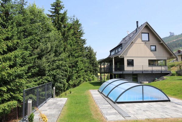 Villa | Pool | Indendørs pool, udendørs pool