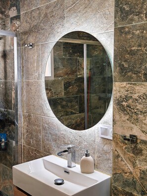 Doccia, asciugacapelli, bidet, asciugamani