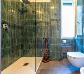 Douche, sèche-cheveux, bidet, serviettes fournies