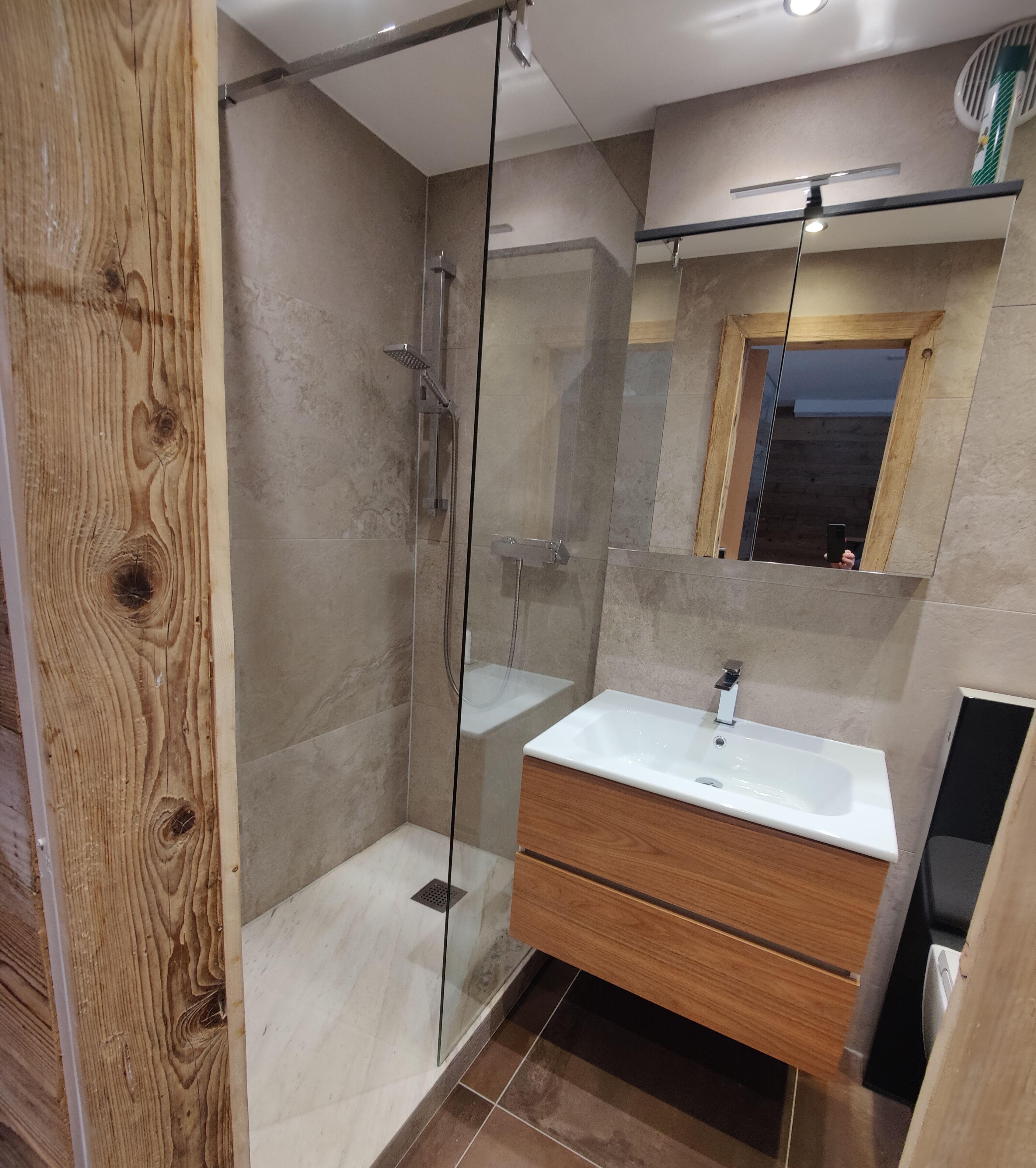 Douche, sèche-cheveux, serviettes fournies, papier toilette